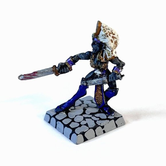 Citadel/Marauder Miniatures Warhammer MM73/1 Witch Elf w. Sword Retreating, 25mm - Picture 1 of 5